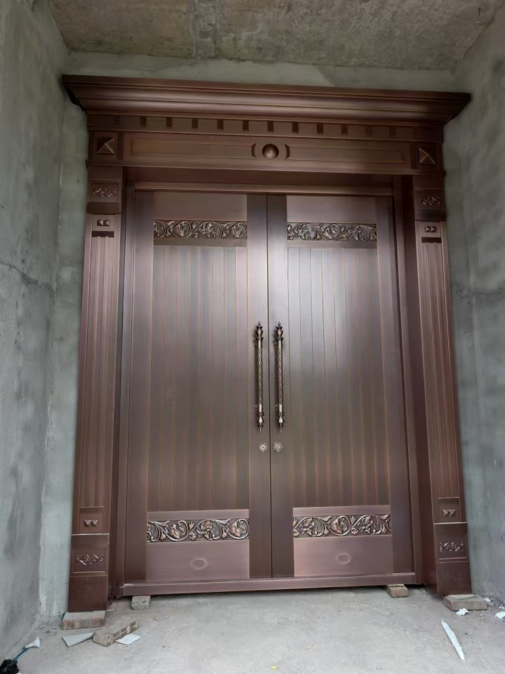 现代化铜门生产车间