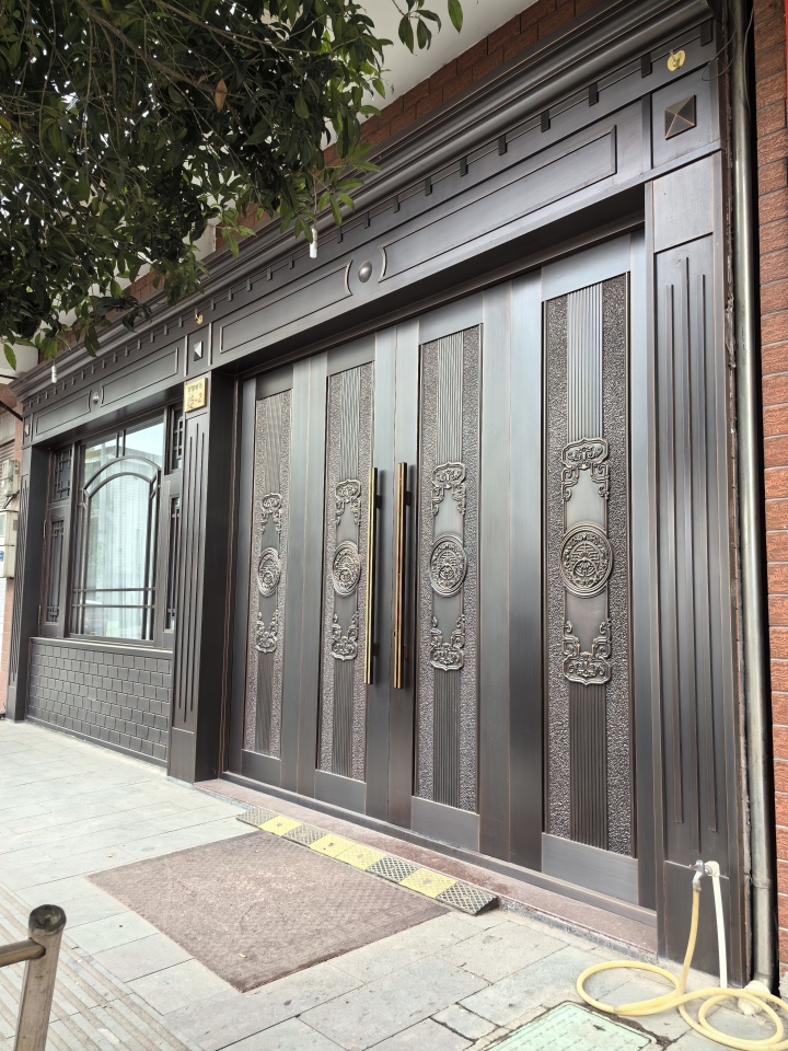 现代风格铜门外观展示