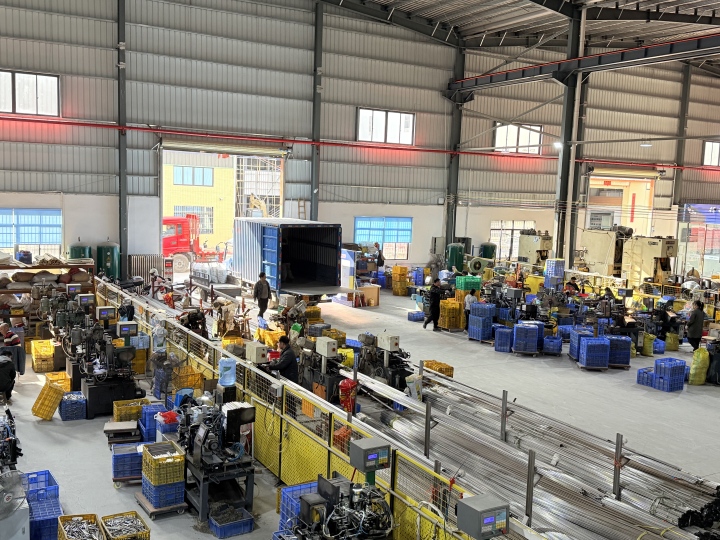 现代化五金生产车间