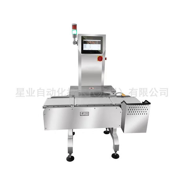 技术人员正在进行设备调试与检测