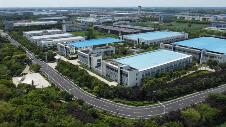 厂房内部宽敞的生产空间展示