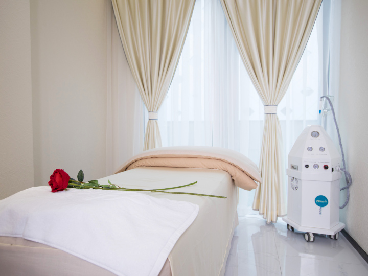 专业美容师进行面部护理