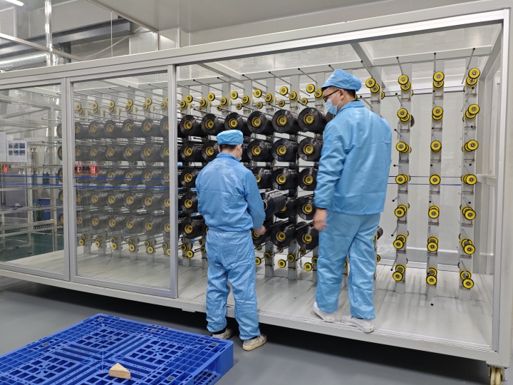 碳纤维预浸料卷料生产车间实景