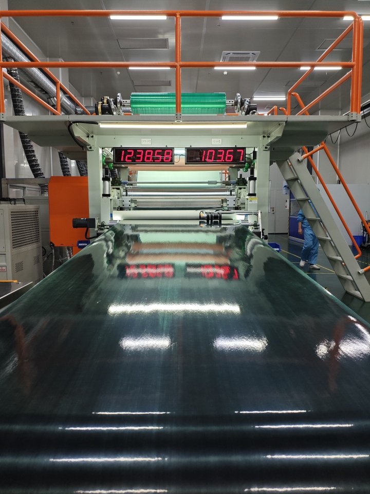 碳纤维预浸料卷料生产与应用示意图