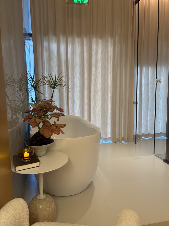 专业美容师进行面部护理