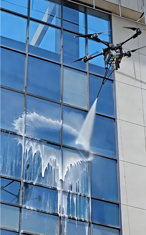 无人机正在清洁光伏板