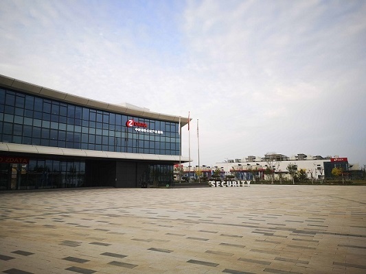 弱电工程技术人员现场调试画面