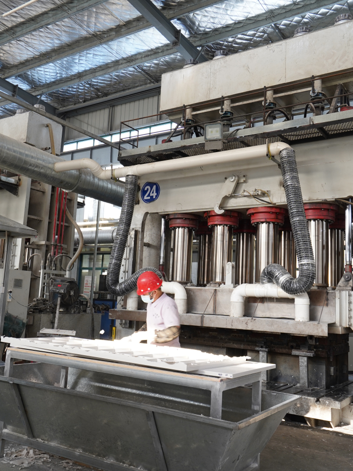 SMC集成卫浴模压生产线实景