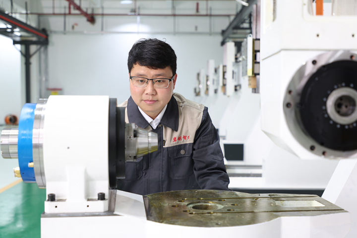 高精度五轴数控磨刀机工作展示