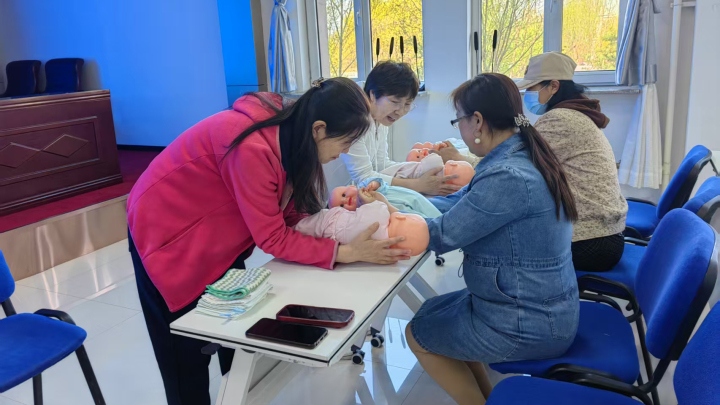 月嫂指导新手爸妈进行育儿实操