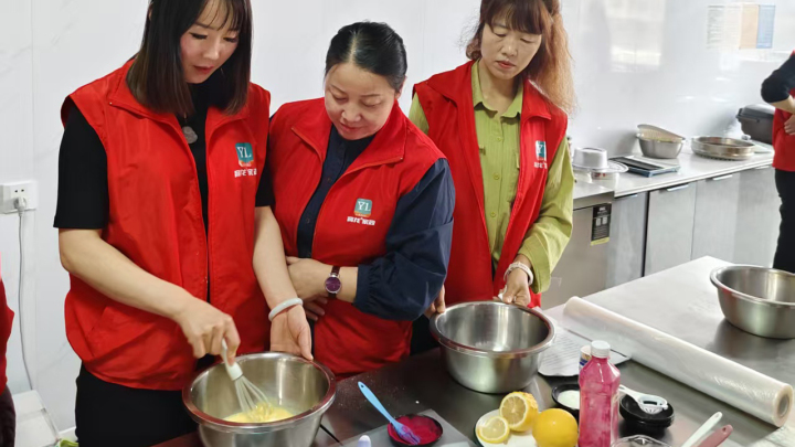 月嫂为产后妈妈搭配营养月子餐