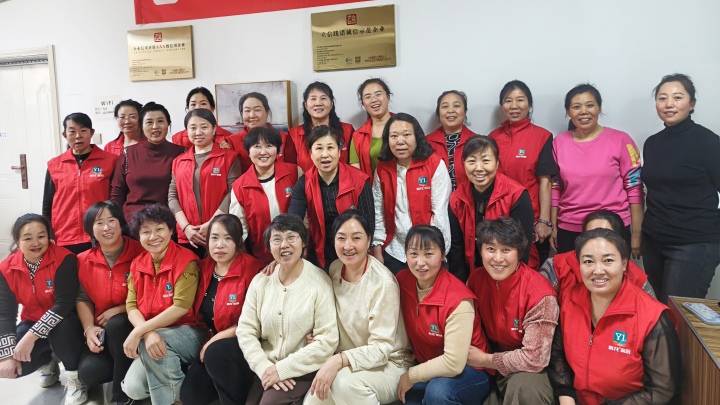 月嫂与家庭温馨互动