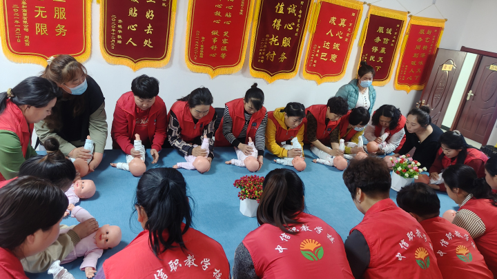 家政服务人员与家庭温馨互动