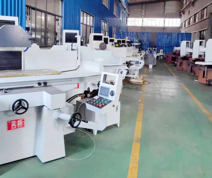 动柱式精密平面磨床生产车间