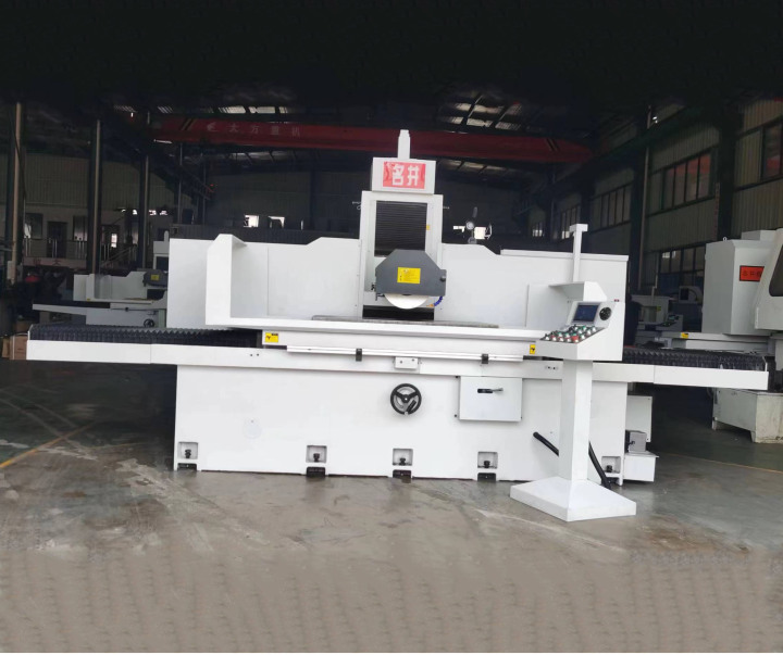 工程师正在进行精密调试与检测