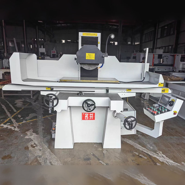 现代化厂房内的数控精密平面磨床生产线