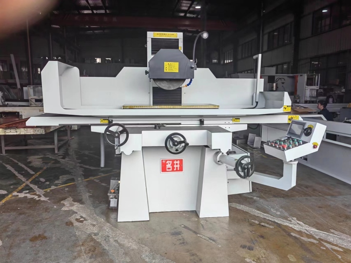 先进的数控平面磨床生产车间