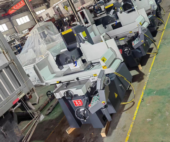 技术人员正在调试高精度数控精密平面磨床