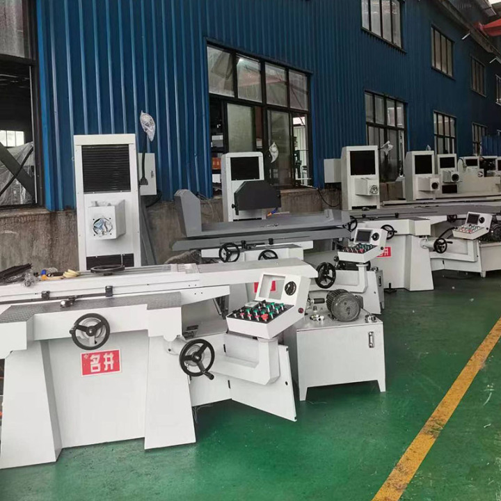 现代化磨床生产车间