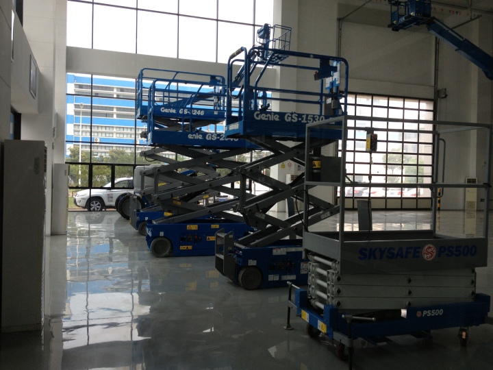 工程师正在使用专业设备对塑胶件适配自攻螺钉进行精度测量