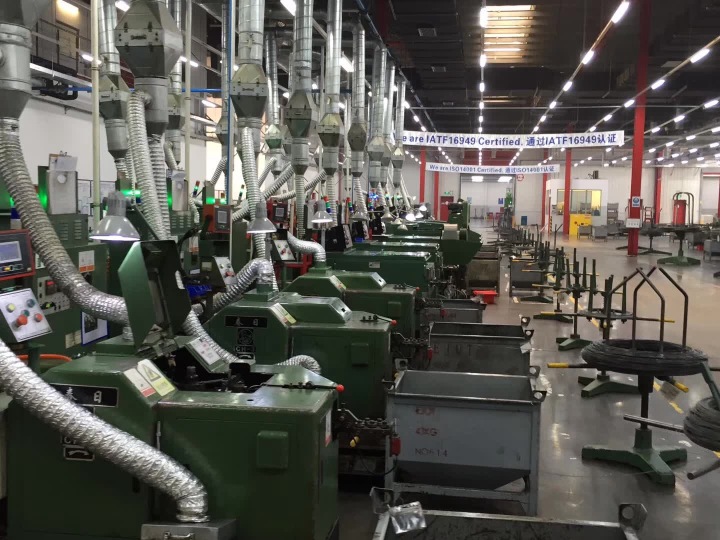 专业团队在进行米思米产品选型与质量检查