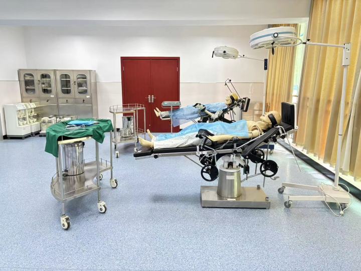 南丁卫校学生进行技能实操