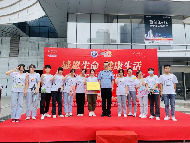 南丁卫校学生进行实践操作