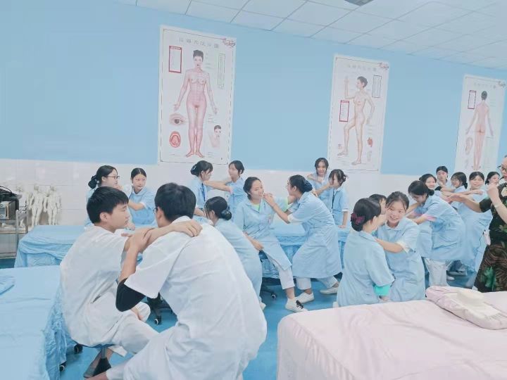 南丁卫校学生进行心肺复苏实训