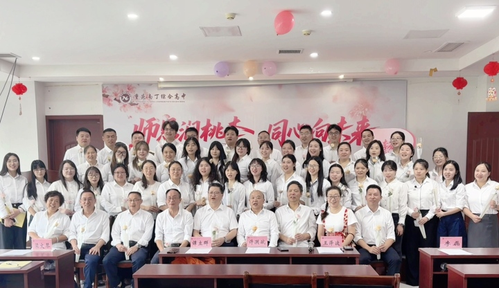 南丁卫校学生进行心肺复苏实操训练