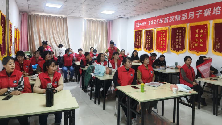 月嫂指导新手妈妈喂养技巧