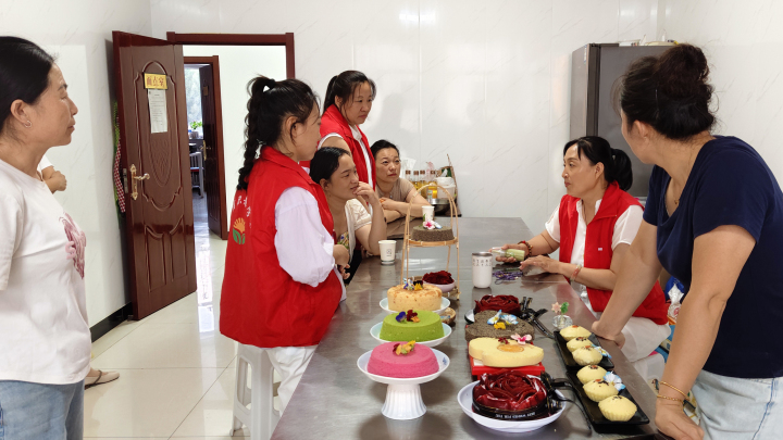 温馨和睦的母婴护理场景