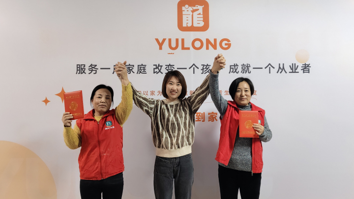 护理员陪同老人在小区内散步，享受阳光