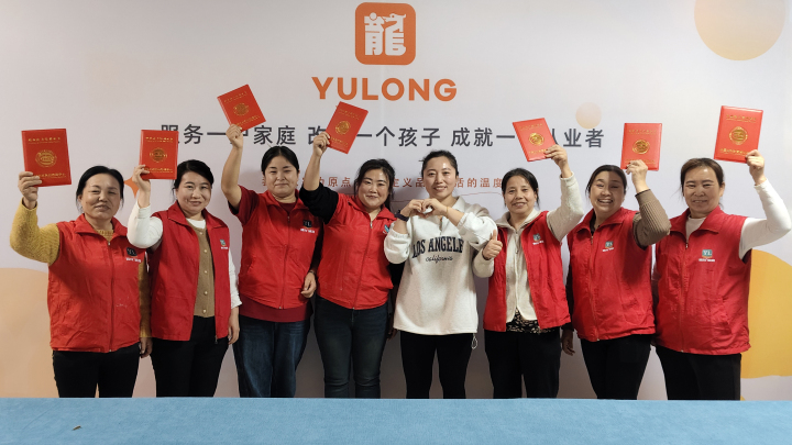 护理员为老人测量血压