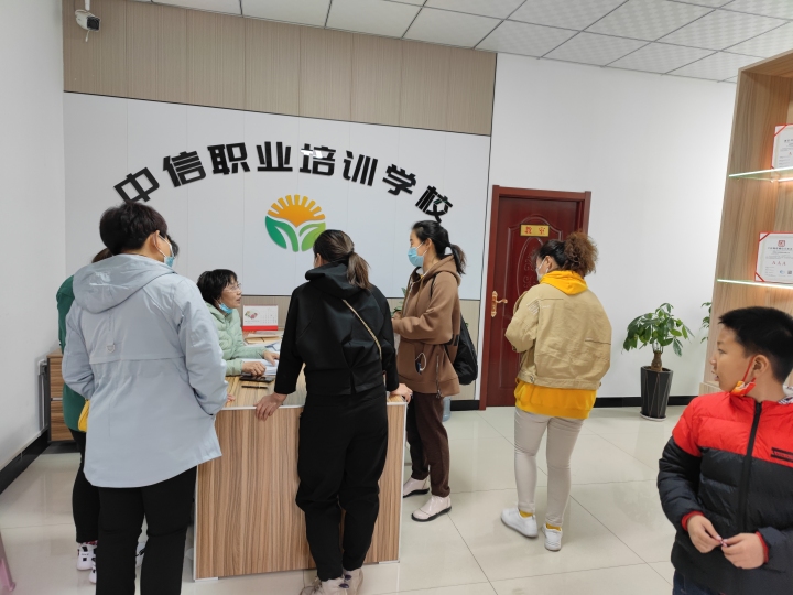 温馨的养老护理陪伴场景