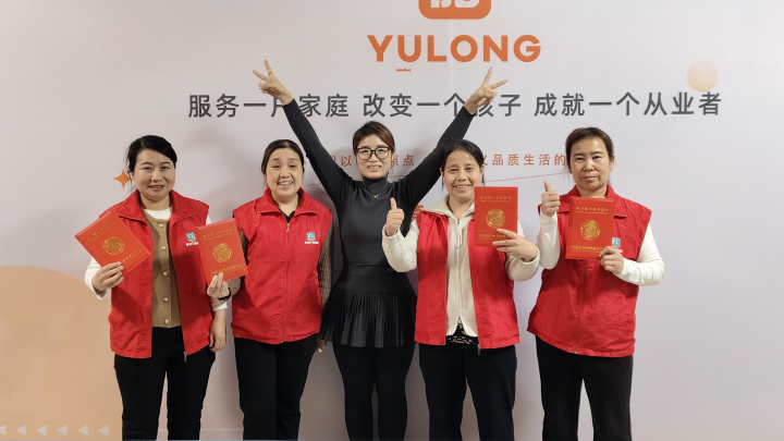 温馨的养老护理陪伴场景