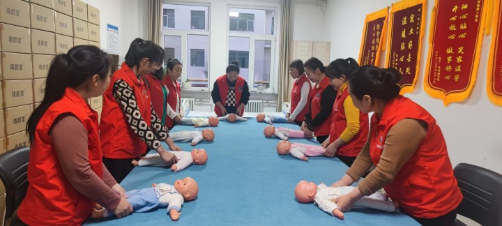 育婴师带领宝宝进行户外认知活动