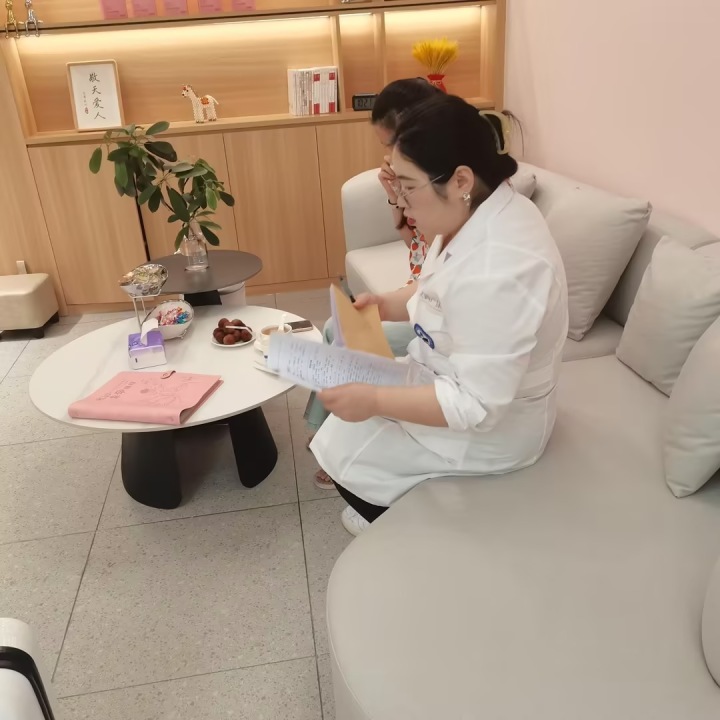 产后妈妈获得专业指导后恢复自信笑容