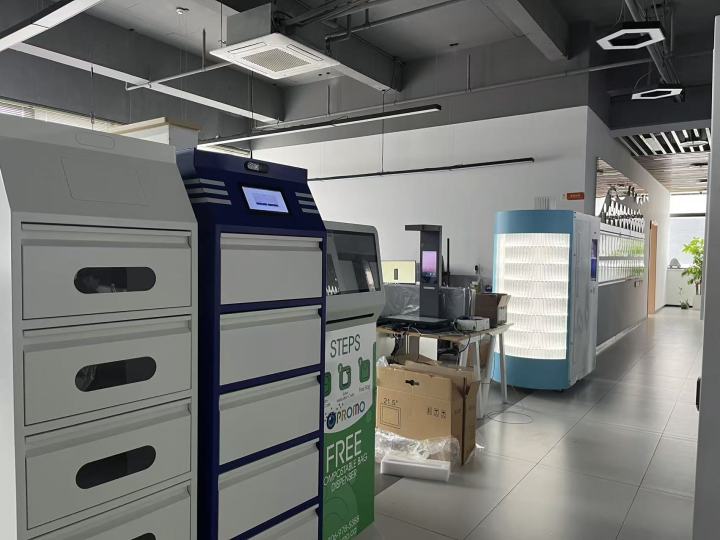 智能钥匙柜内部结构与管理系统界面