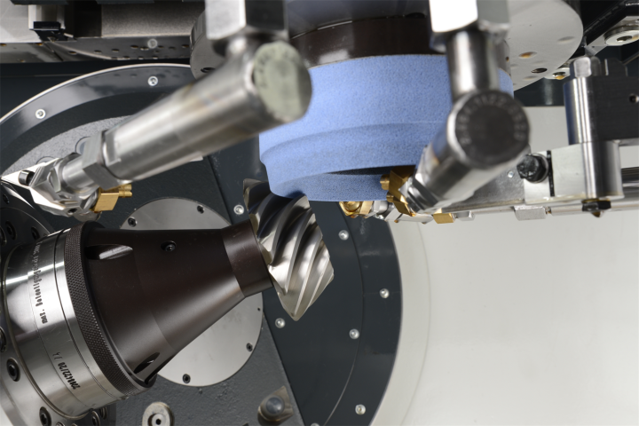 克林贝格技术专家进行设备调试与培训