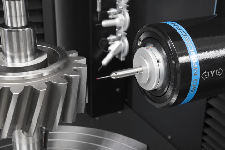 克林贝格工程师正在进行设备调试