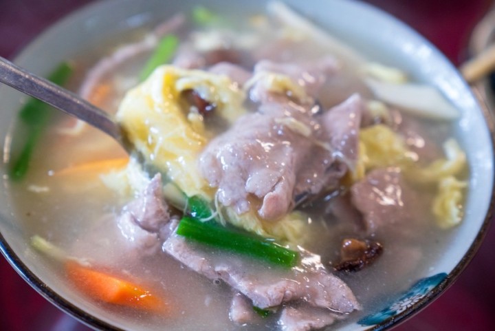 游客在民宿享受户外烧烤休闲活动