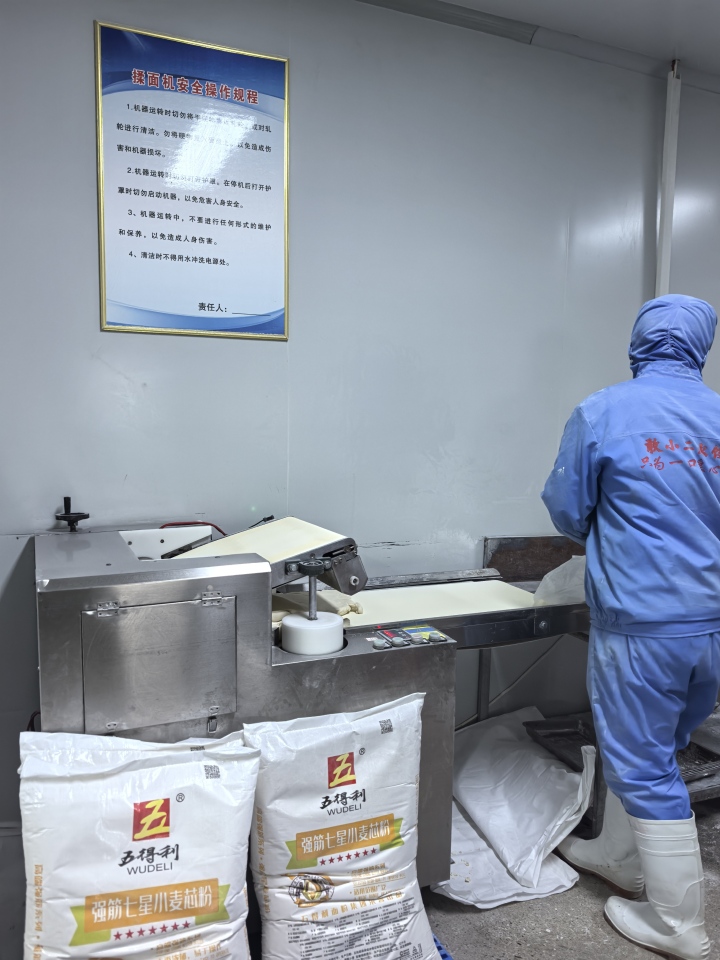 手工包制水饺特写