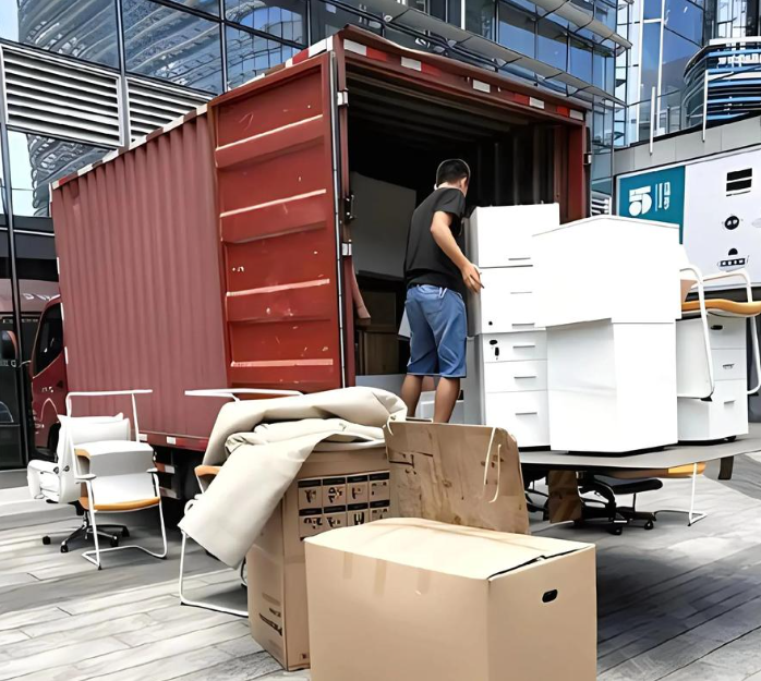 专业团队正在执行厂房搬家作业