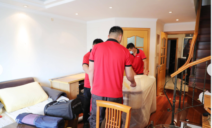 整齐的厢式货车车队准备出发执行厂房搬家任务