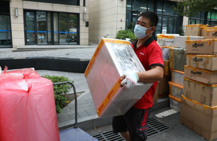 整齐划一的搬运车辆与设备