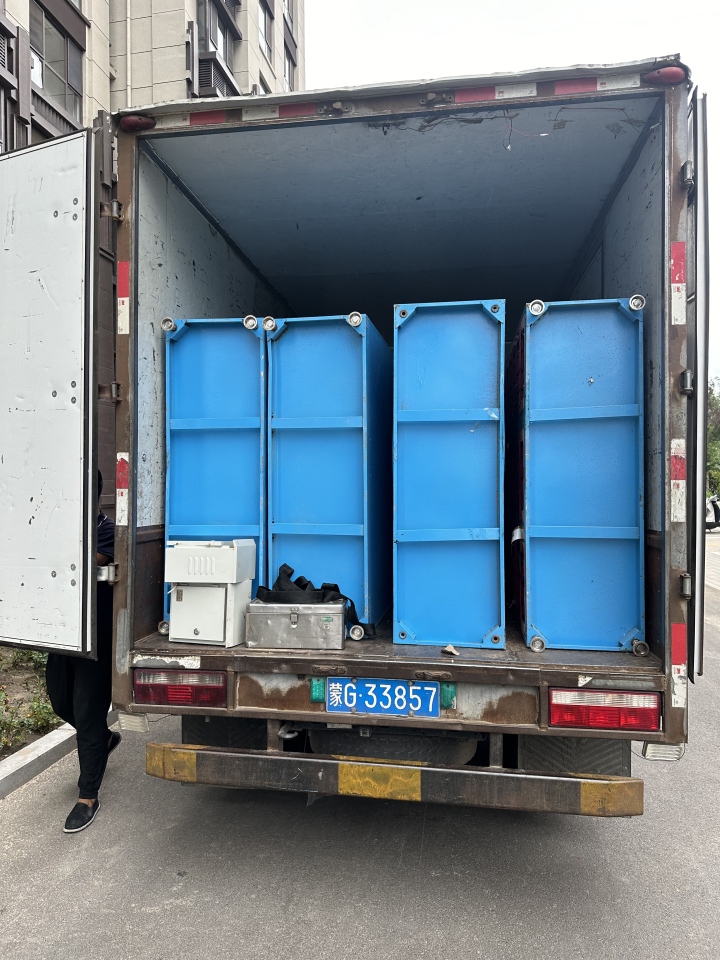 专业团队正在精细打包