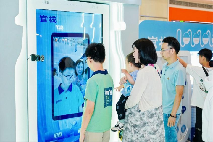 面包车巡展中的互动游戏区