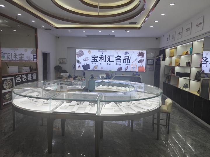 专业鉴定师正在评估钻戒