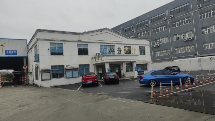 专业技师正在进行车辆底盘检测