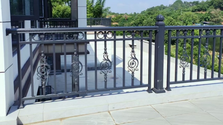 铝艺阳台护栏精湛工艺细节